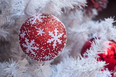 Noel ağacı dekoratif kırmızı top