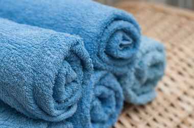  Mavi rulo havlular banyoda ahşap gövde üzerinde