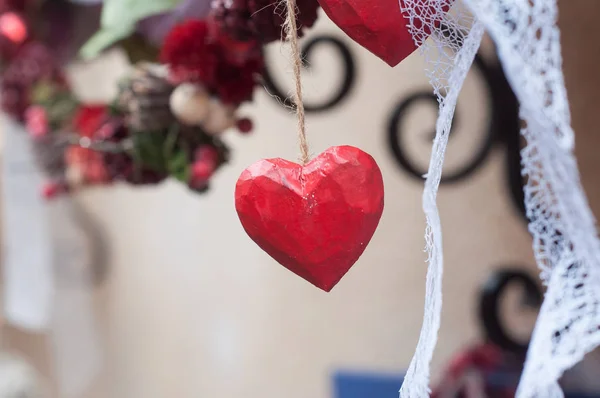 Декоративне червоне серце для різдвяної прикраси — стокове фото