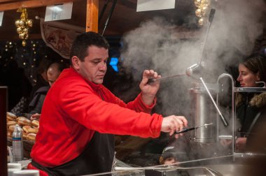 churro Noel pazarında hizmet veren adam