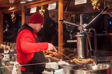 churro Noel pazarında hizmet veren adam