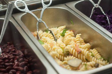  İtalyan restoranı makarna ile taze salata