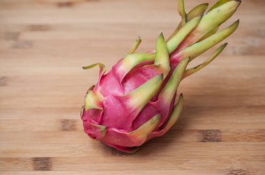 ahşap kesme tahtası üzerinde pitaya meyve