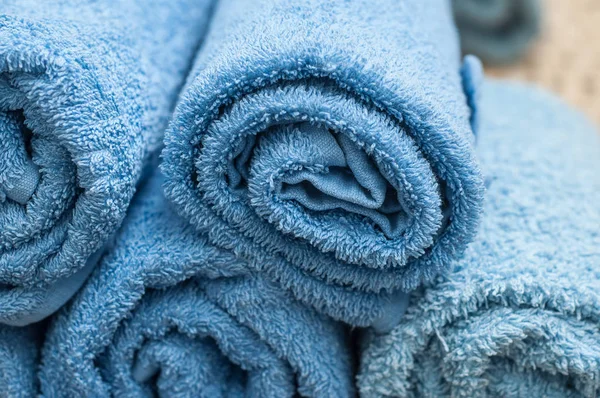 Toallas de baño laminadas azules en el baño —  Fotos de Stock