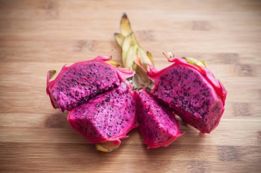 Bambu tahta kesme tahtası üzerinde düzenlenen pitaya meyve