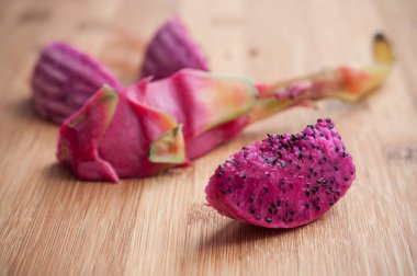 Bambu tahta kesme tahtası üzerinde düzenlenen pitaya meyve