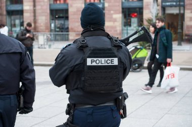 Polis patroling sokak whit av tüfeği