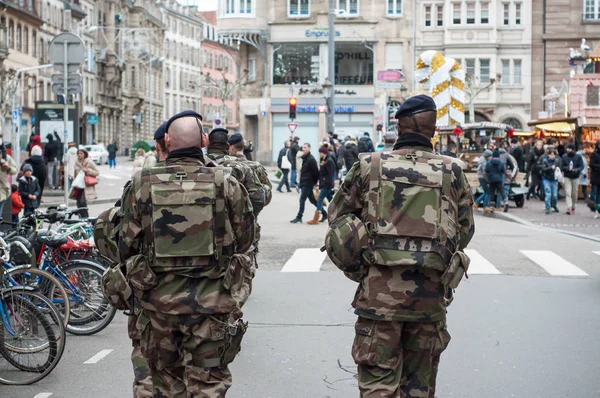 Военные патрулируют улицы с дробовиками — стоковое фото