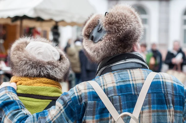 Mensen terug met chapka op het hoofd door de winter — Stockfoto