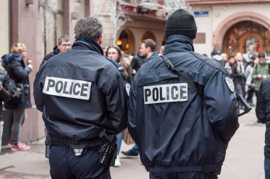 sokakta av tüfeği ile devriye polis