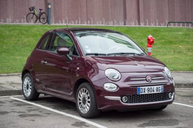 Mor fiat 500 - ünlü İtalyan otomobil sokakta park edilmiş 