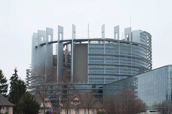 Façade arrière du parlement de l'union européenne avec ancienne maison au premier plan — Photo