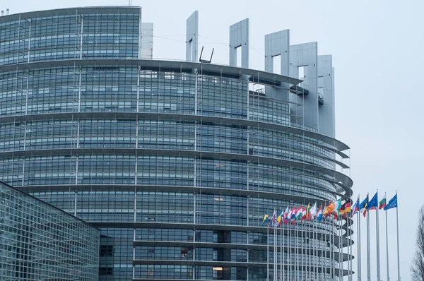 Fasáda s vlajkami Evropské unie parlamentu — Stock fotografie