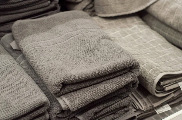 Pila de toallas de baño grises en tienda de decoración —  Fotos de Stock