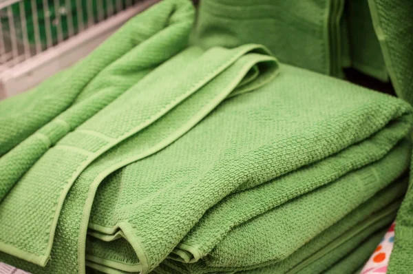 Zielone ręczniki w sklepie deocration — Zdjęcie stockowe