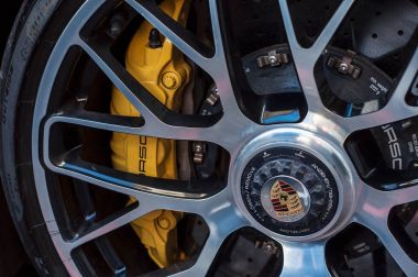 Sarı Porsche spor araba tekerlek tatilinde closeup