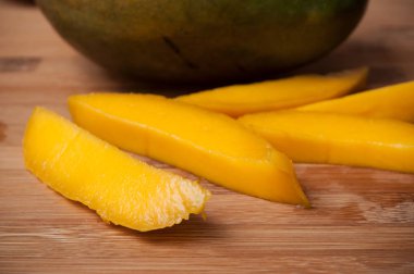 Mango meyve ahşap kesme tahtası üzerinde dilimlenmiş 