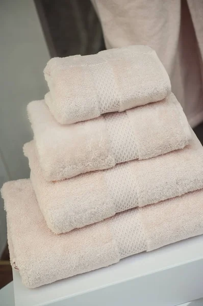 Pila de toallas de baño en la tienda — Foto de Stock