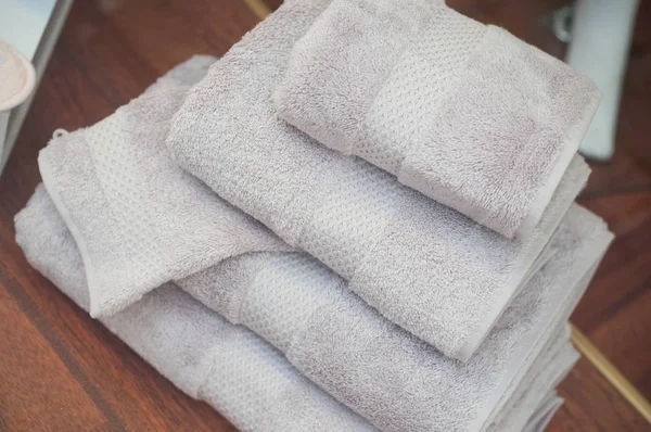 Pila de toallas de baño gris en la tienda —  Fotos de Stock