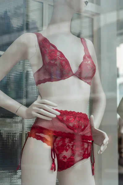 Biancheria intima rossa nello showroom del negozio di moda per le donne — Foto Stock