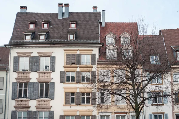 Antichi edifici sul luogo principale di Mulhouse — Foto Stock