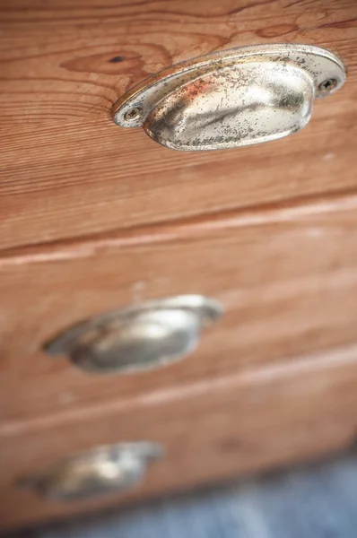 金属ハンドルを持つ木製のたんす — ストック写真