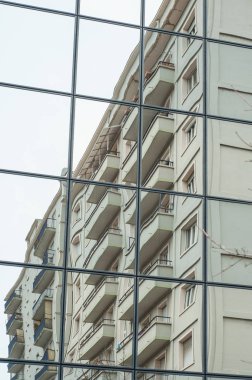  Antik Bina cam yansıması ile modern binada