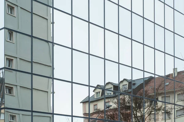 ガラスの反射でモダンな建物に古い建物 — ストック写真