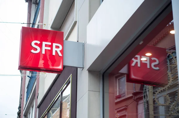 Розничная торговля логотипом магазина SFR, французского телефонного оператора — стоковое фото