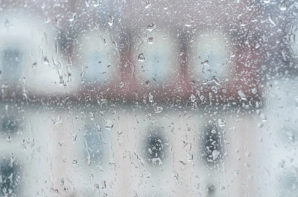 Frain kapky na okně na rozmazané, budování pozadí — Stock fotografie