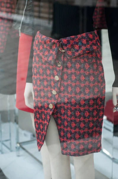 Красная юбка на манекене в салоне модного магазина — стоковое фото
