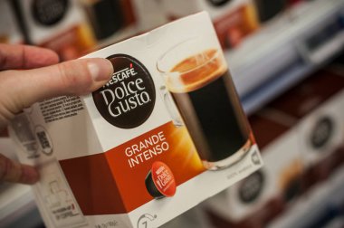 Nescafe espresso closeup, Fransız markası kahve doz el Cora süpermarkette