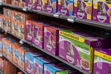 Whiskas paketleri kedi maması Cora süpermarkette Fransız markası