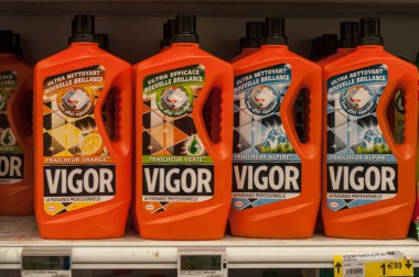  Vigor endüstriyel zemin deterjan şişeleri, Cora süpermarkette Fransız markası