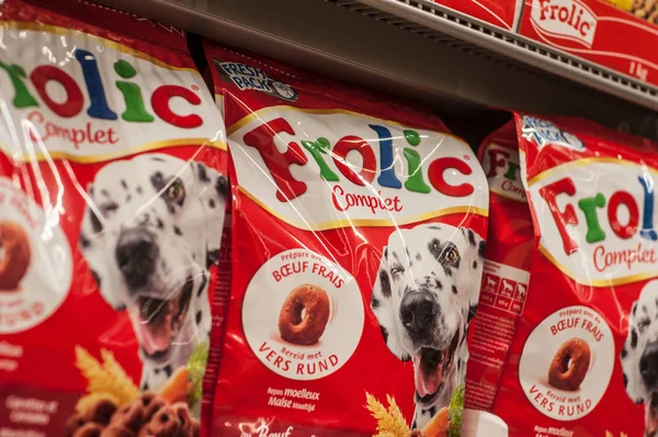 Крупный план упаковки говядины Frolic, французского бренда корма для собак в супермаркете Cora — стоковое фото