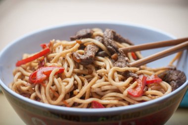 bir kase yemek çubukları ile Çince makarna