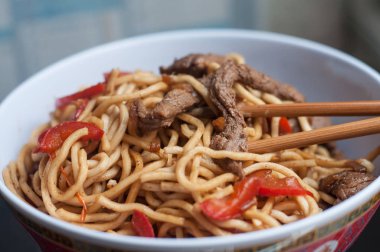  bir kase yemek çubukları ile Çince makarna