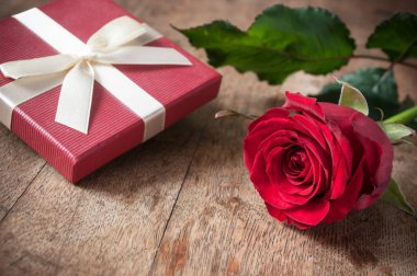  kırmızı gül ve ahşap masa arka plan üzerinde hediye