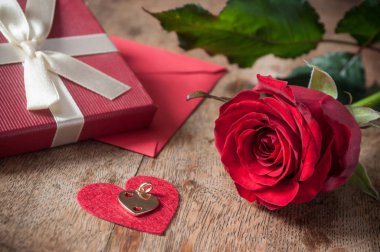  kırmızı gül ve ahşap masa arka plan üzerinde hediye