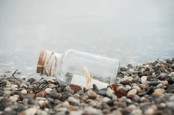 Message dans une bouteille sur la plage — Photo