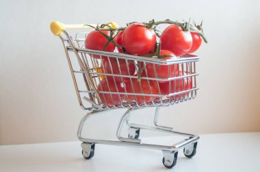 mini arabası süpermarket içine kiraz domates