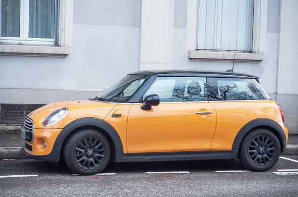 Oransje austin cooper parkert på gaten – stockfoto