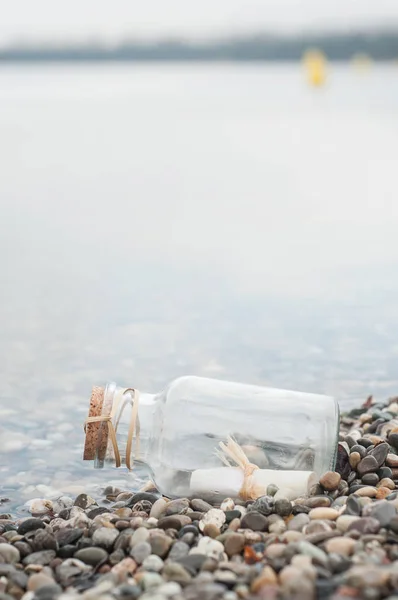 Mensaje en una botella en el mar — Foto de Stock