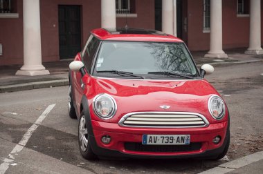 Sokakta park edilmiş kırmızı austin cooper