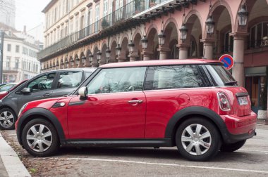 Mulhouse - Fransa - 6 Ocak 2018 - kırmızı austin cooper içinde park edilmiş