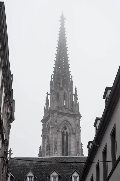 St Etienne templet i dimman i Mulhouse - Frankrike — Stockfoto