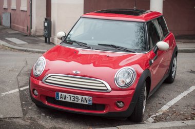 Mulhouse - Fransa - 6 Ocak 2018 - kırmızı austin cooper içinde park edilmiş