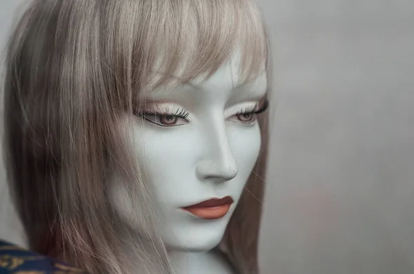 时装店展示室假发模特的女人面孔 — 图库照片