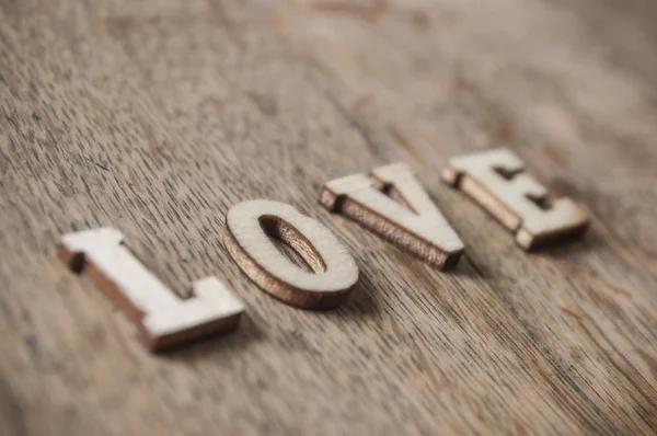 Conceito palavra de madeira na mesa de madeira - Amor — Fotografia de Stock