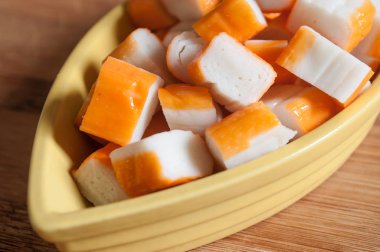 Surimi küpleri küçük ahşap kesme tahtası teknede 